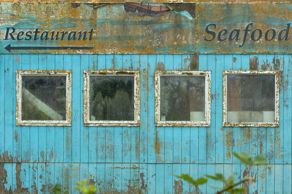 Airbnb Nightmare: a photo of windows on the Oregon Coast