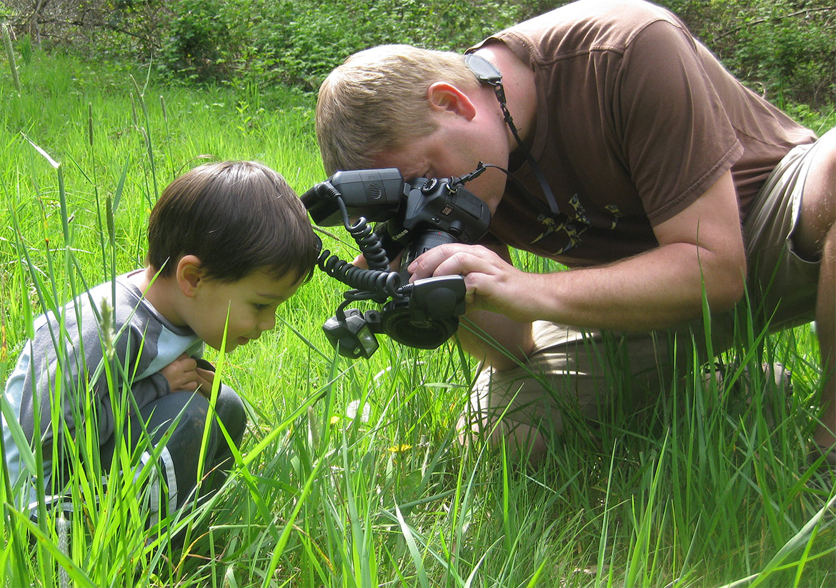 Erik Gauger photographing insects with his son.